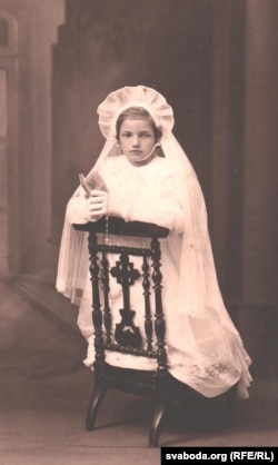 Яніна Гринцевич перед першим причастям у костелі