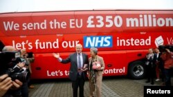 Борис Джонсън дава изявление пред емблематичния червен автобус на кампанията за излизане от ЕС. Датата е 11 Май 2016