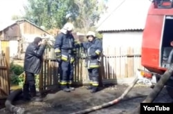 Пожарные ведут откачку воды в микрорайоне «Костангельды» после наводнения. Скриншот c сайта YouTube. Жезказган, 30 сентября 2012 года.