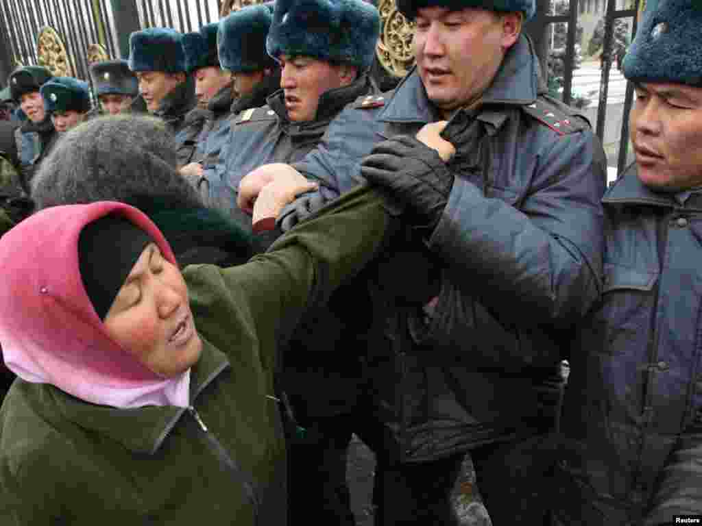 Kirgizstan - Protesti u Biškeku, 17.03.2011. Foto: Reuters / Vladimir Pirogov 