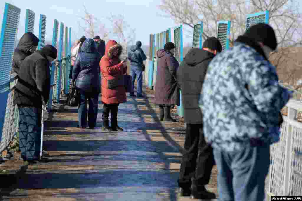 Щодня десятки людей приходили на пішохідний міст&nbsp;над залізничною колією на околиці окупованого Донецька, аби зловити стільниковий сигнал Vodafone Ukraine (колишній МТС). Донецьк, 2 лютого 2017 року