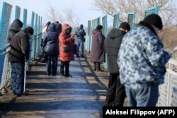 Жители в надежде поймать сигнал от сотовых вышек звонят на мосту. Донецк, 2 февраля 2018 года