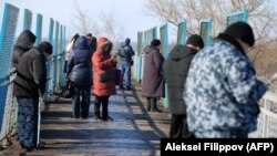 Местные жители в надежде поймать сигнал с вышки сотовой связи, Донецк, 2 февраля 2018 года