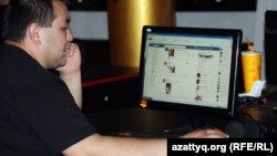 Пользователь Facebook в компьютерном клубе в Алматы.