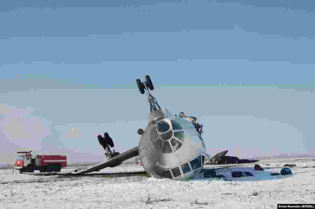 Самолет, потерпевший аварию в ошском аэропорту.