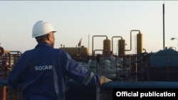 Работник SOCAR, азербайджанской нефтяной компании 