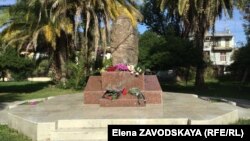 Памятник жертвам политических репрессий в сухумском сквере