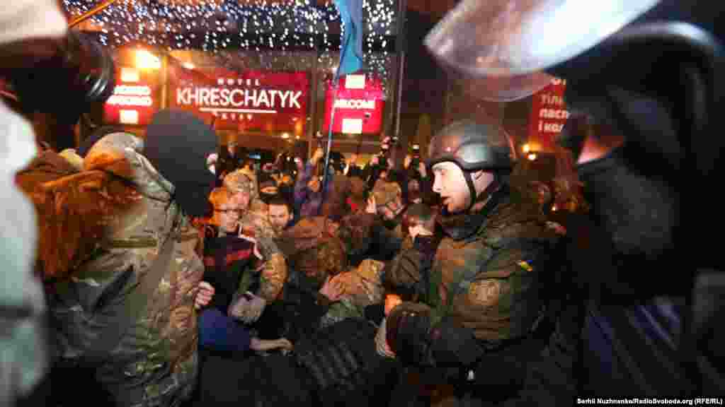 The protests followed an operation by Ukrainian security forces to remove some of the rail blockades. Another Russia bank, Sberbank, was also targeted in recent days.