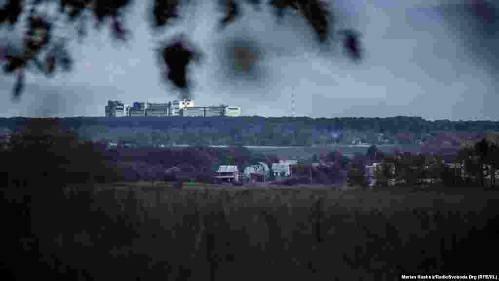 На горизонте видны позиции сепаратистов, поддерживаемых Россией. С территории завода, который виднеется на горизонте, боевики ведут огонь по украинским позициям из запрещенного &laquo;Минском&raquo; оружия, калибром более 100 мм