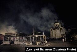 Un troleibus distrus de bombardamentele Kievului în Donețk.