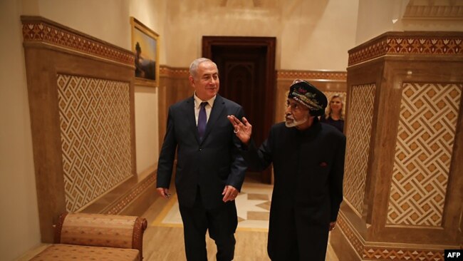 A handout picture released by the official Twitter account of Israeli Prime Minister Benjamin Netanyahu on October 26, 2018 shows him (L) meeting with Oman's Sultan Qaboos in the Omani capital Muscat during his unannounced visit to the Gulf country.