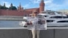 Марина Овсянникова на одиночном пикете летом 2022 года