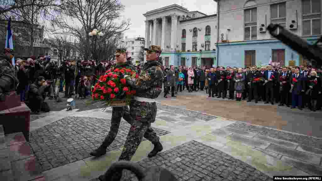 Покладання квітів до пам&#39;ятника &laquo;Народному ополченню всіх часів&raquo;