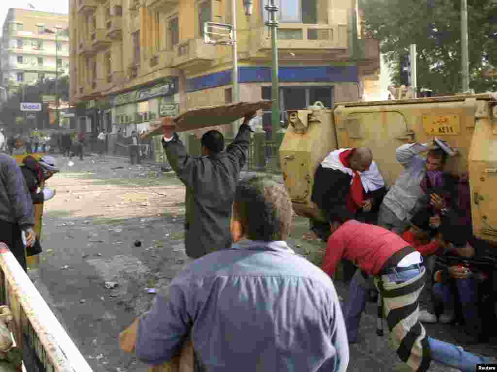 Столкновения противников и сторонников Хосни Мубарака на площади Тахрир в Каире, 2 февраля 2011