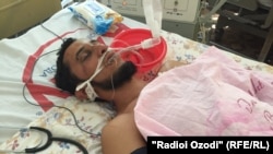 Умар Бободжонов в реанимационном отделении больницы города Вахдат. Родственники Бободжонова утверждают, что он был избит милиционерами.