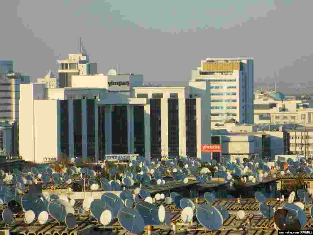 Ýimpaş söwda merkezi we antennalar. Aşgabat