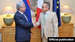 Президент Армении Серж Саргсян (слева) и посол Франции в Армении Жан-Франсуа Шарпантье, Ереван, 14 июля 2017 г. (Фотография - пресс-служба президента Армении)
