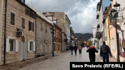 Na Cetinju (na fotografiji) se za mjesta u budućem lokalnom parlamentu takmiči osam lista procrnogorske i građanske partije (7. novembar 2016.)
