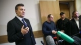 Бывший президент Украины Виктор Янукович (слева) общается с журналистами после выступления в Дорогомиловском суде