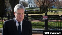 Robert Mueller, în apropiere de Casa Albă, după ce a participat la slujba de duminică, la biserica episcopaliană St John, din Washington