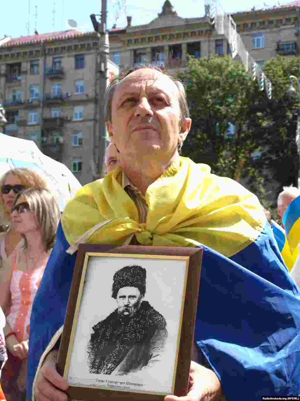 28 січня 1992 року Верховна Рада України прийняла постанову Про затвердження державним прапором України - Національного прапора.