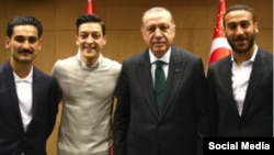 Камнем преткновения стала эта фотография Озила (в центре) с Эрдоганом
