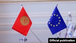 Флаги Кыргызстана и Европейского союза. 