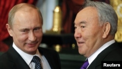 Rusiya prezidenti Vladimir Putin (solda) və Qazaxıstan lideri Nursultan Nazarbayev 2012-ci il KTMT dövlət başçılarının Moskva sammitində