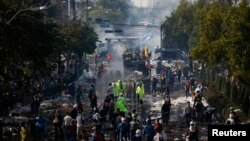 Pamje pas përleshjeve të policislë dhe protestuesve në kryeyeqytetin Bangkok në Taljandë