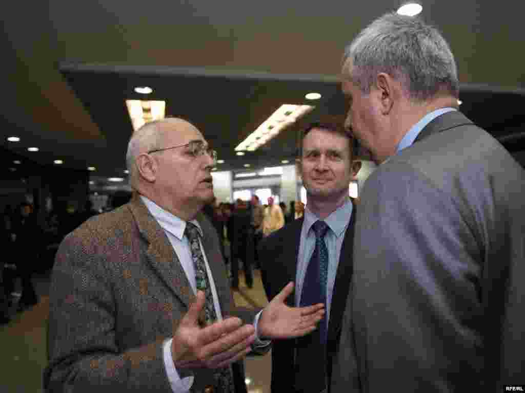Francuski ambasador Jean-Francois Terral sa odvjetnikom odbrane,21.04.2010. - Foto:Vesna Anđić