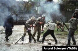 Вооруженные люди ведут минометный обстрел, Сухуми, Абхазия, ноябрь 1992 года