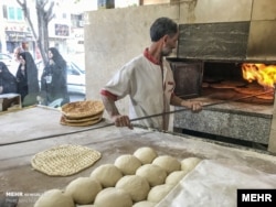 Një bukëpjekës në Teheran.