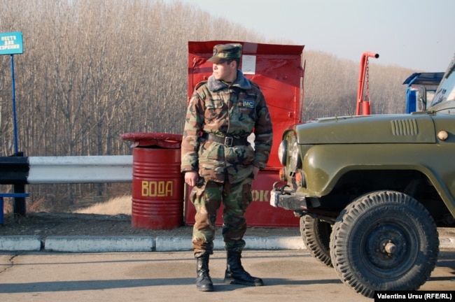 Військовослужбовець російського «миротворчого» контингенту на КПП в Придністров’ї. В регіоні дислокується максимум півтори тисячі вояків Росії, але 90 відсотків з них – це місцеві жителі