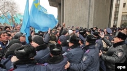 Митинг возле здания Верховного Совета Крыма, Симферополь, 26 февраля 2014 года