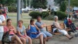 Oameni din Burgas, seara în parc. (Foto: Sabina Fati)