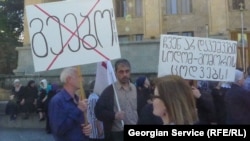 На акции протеста против прав геев. Тбилиси, 17 мая 2013 года. 