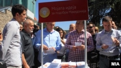Премиерот Никола Груевски го посети штандот за собирање идеи за партиската програма на претстојните локални избори. 9 септември 2012 година.