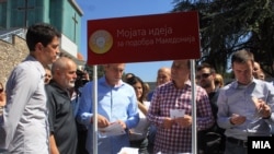 Премиерот Никола Груевски во посета на штанд за собирање идеи за партиската програма на претстојните локални избори.