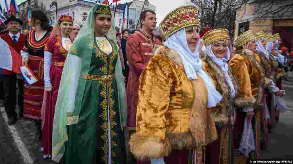 Частина демонстрантів вбралась у національні костюми