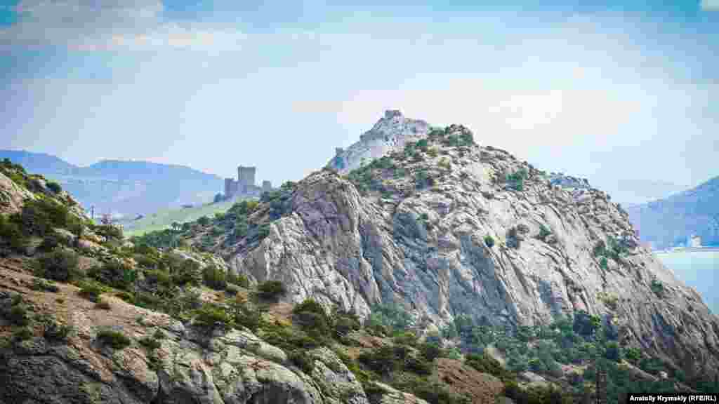 З Сокола (Куш-Кая) добре видно Фортечна гору, де розташувалася середньовічна Судацька фортеця