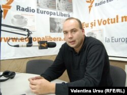 Corneliu Ciurea în studioul Europei Libere