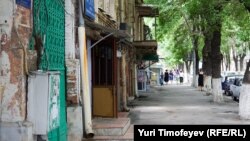 Маленькие кварталы, тесно застроенные старинными кирпичными особняками, чередуются с саманными домиками с невзрачными фасадами. Здесь в общих дворах осетины соседствуют с ингушами, азербайджанцы с армянами