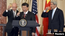 АҚШ вице-президенті Джо Байден (сол жақта), Қытай президенті Си Цзиньпин (ортада) және АҚШ мемлекеттік хатшысы Джон Керри шарап құйылған бокал көтеріп тұр. Вашингтон, 25 қыркүйек 2015 жыл.