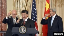 Вице-президент США Джо Байден, президент Китая Си Цзиньпин и государственный секретарь США Джон Керри поднимают бокалы с шампанским. Вашингтон, 25 сентября 2015 года.