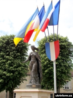 Пам’ятник королеві Франції Анні Київській у французькому місті Санліс, 15 травня 2011 року