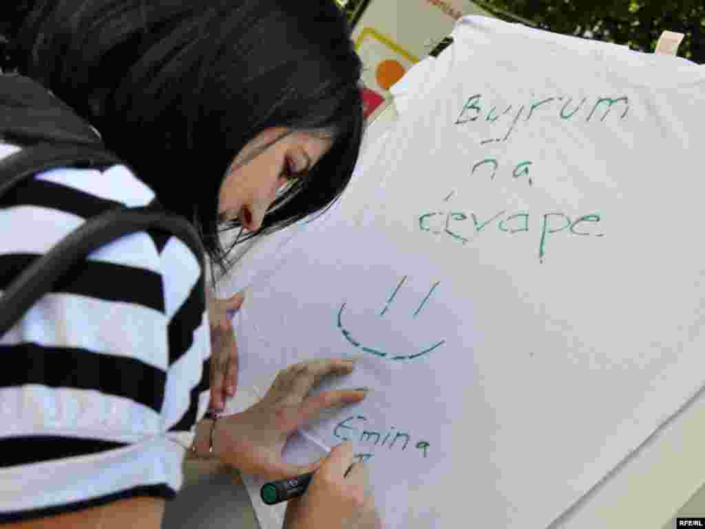 Akcija Inicijative mladih za ljudska prava uoči Dana Sarajeva u Beogradu, koji će biti održani od 19. do 23. maja 2010. - Foto: Midhat Poturović