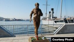 Памятник Солженицыну во Владивостоке