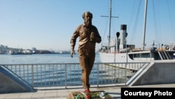 Памятник Солженицыну во Владивостоке