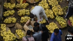 Продавачи на банани во Пакистан.