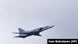 Літак розбився під час посадки після навчального польоту, кажуть у Міноборони Росії